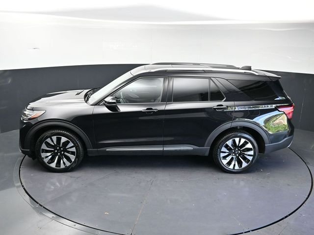 Used 2025 Black Metallic Ford Platinum image 32