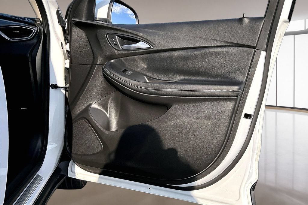 Used 2021 SUMMIT WHITE Buick Essence image 19