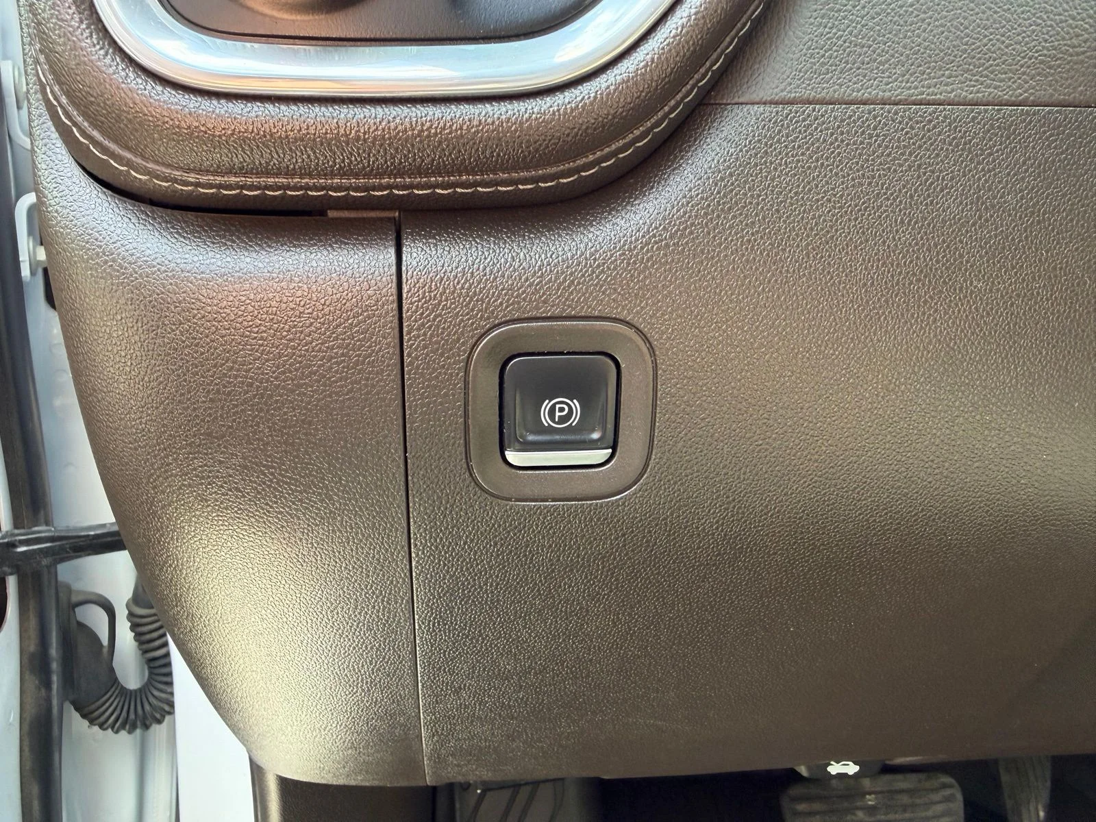 Used 2023 White GMC SLT image 18