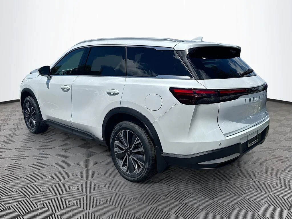 New 2027 RADIANT WHITE INFINITI Luxe FWD image 7