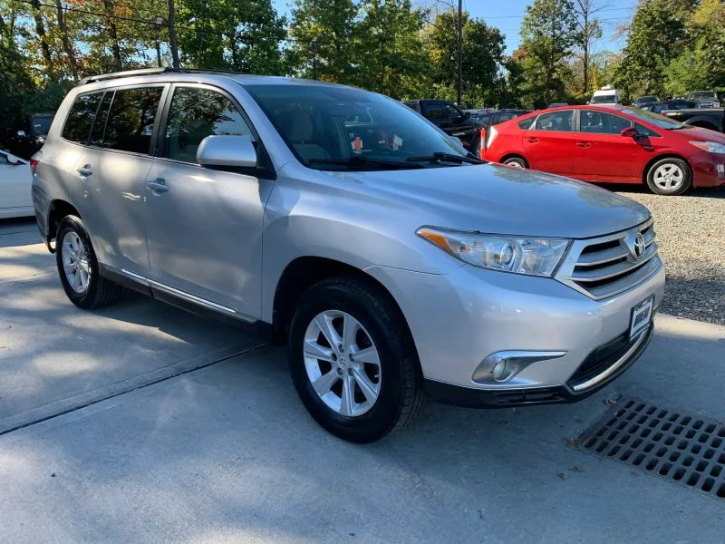 Used 2011 Silver Toyota Sport Utility 4D image 17