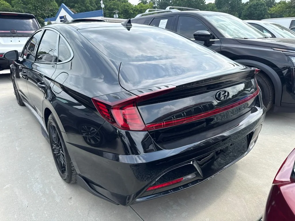 Used 2023 Black Hyundai SEL image 3
