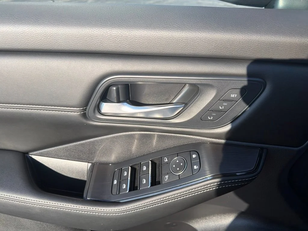 Used 2025 Deep Ocean Nissan SL image 17