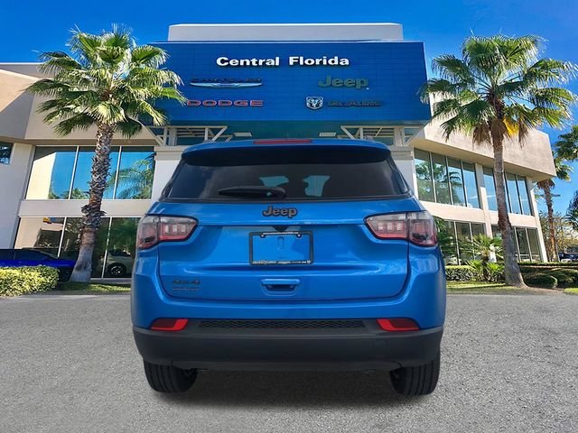 New 2026 Hydro Blue Pearl-Coat Exterior Paint Jeep Latitude image 6