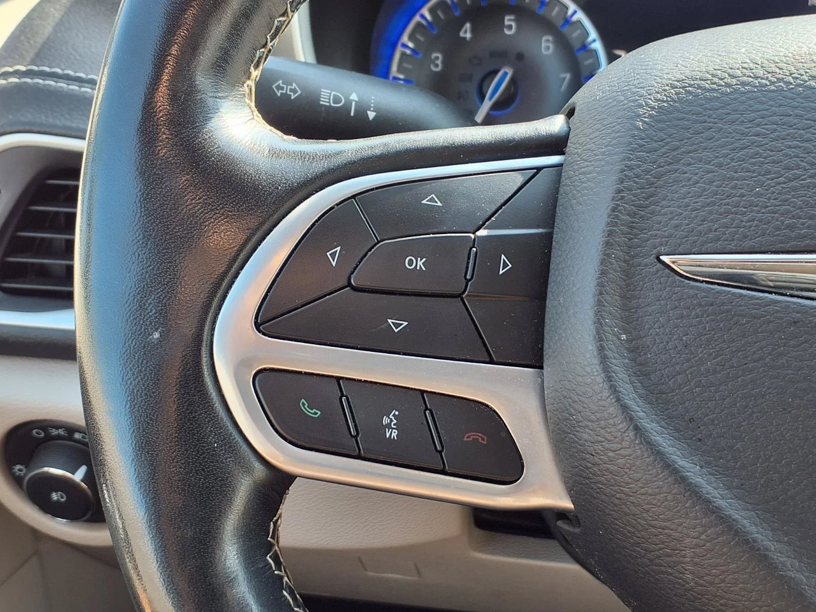 Used 2021 Luxury White Pearlcoat Chrysler Touring L image 17