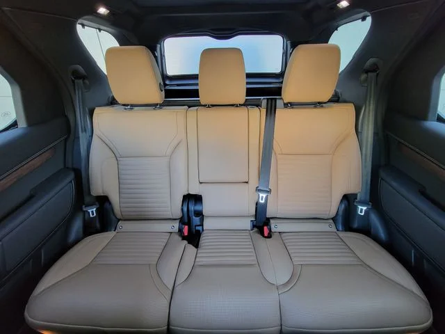 Certified Used 2025 White Land Rover Dynamic SE image 29