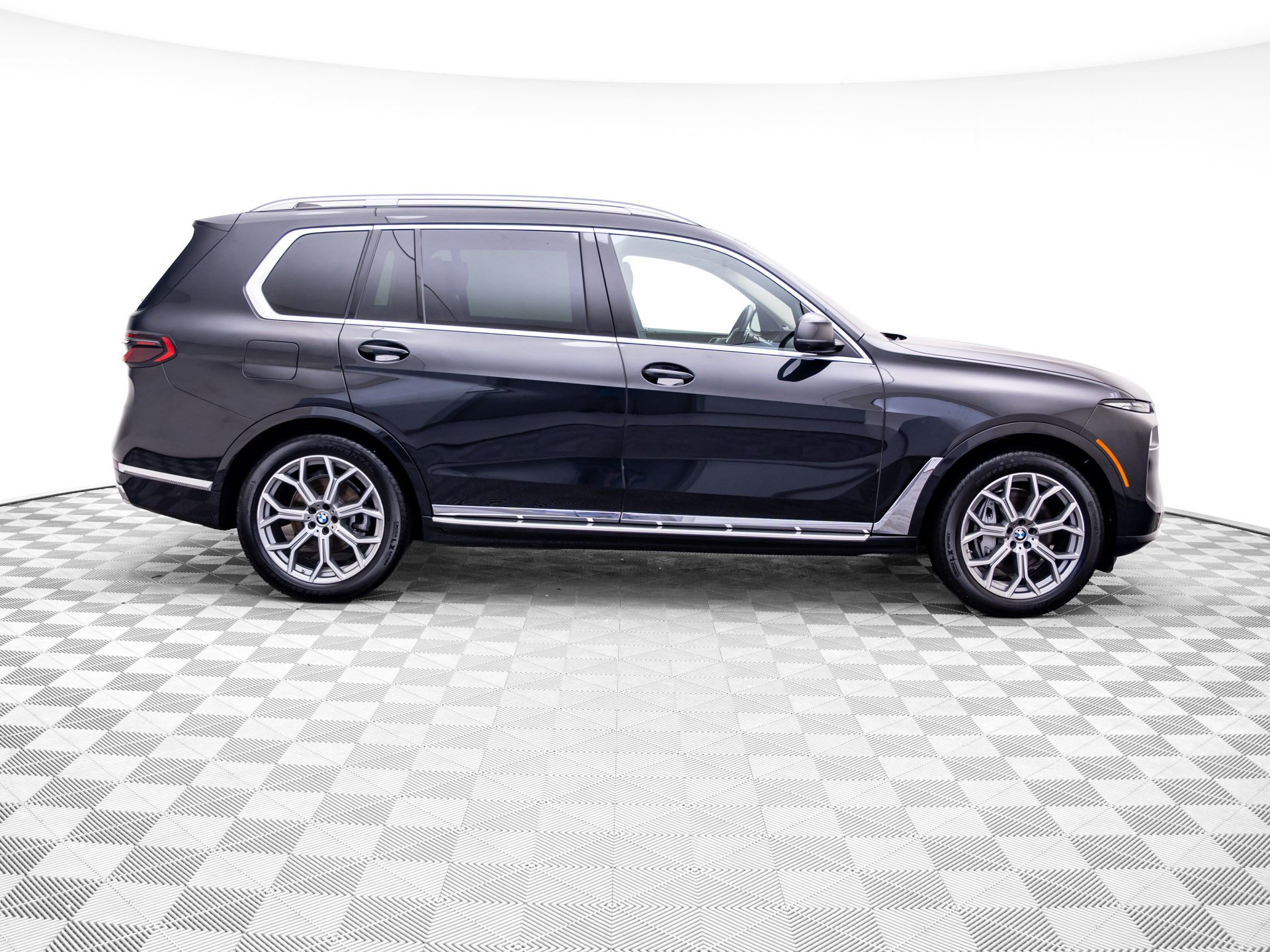 Used 2025 Black Sapphire Metallic BMW xDrive40i image 6