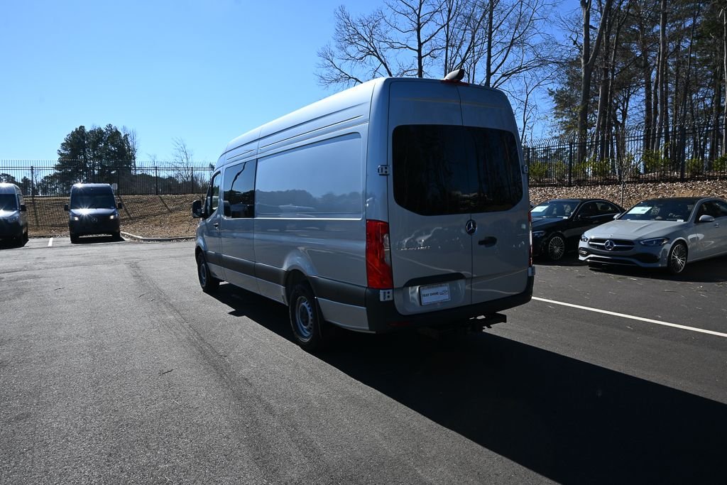 Used 2026 High-tech silver metallic Mercedes-Benz Crew 170 WB image 4