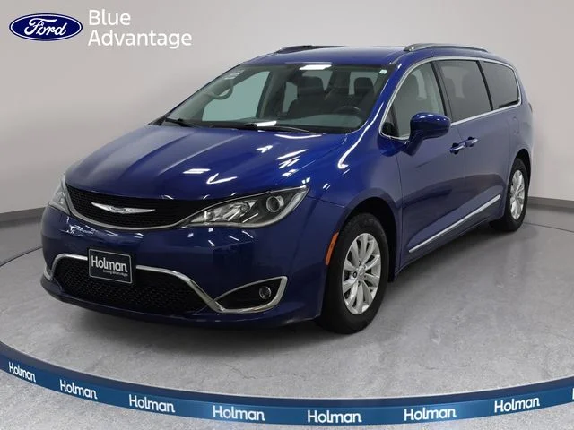 2019 Chrysler Pacifica Touring L's photo