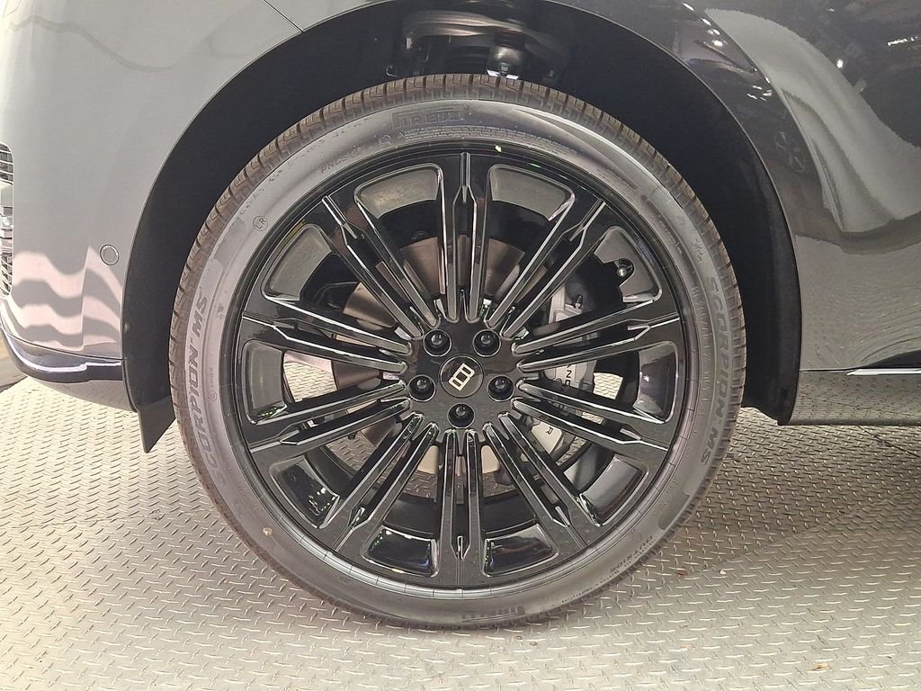 New 2027 Carpathian Grey Land Rover SE image 5
