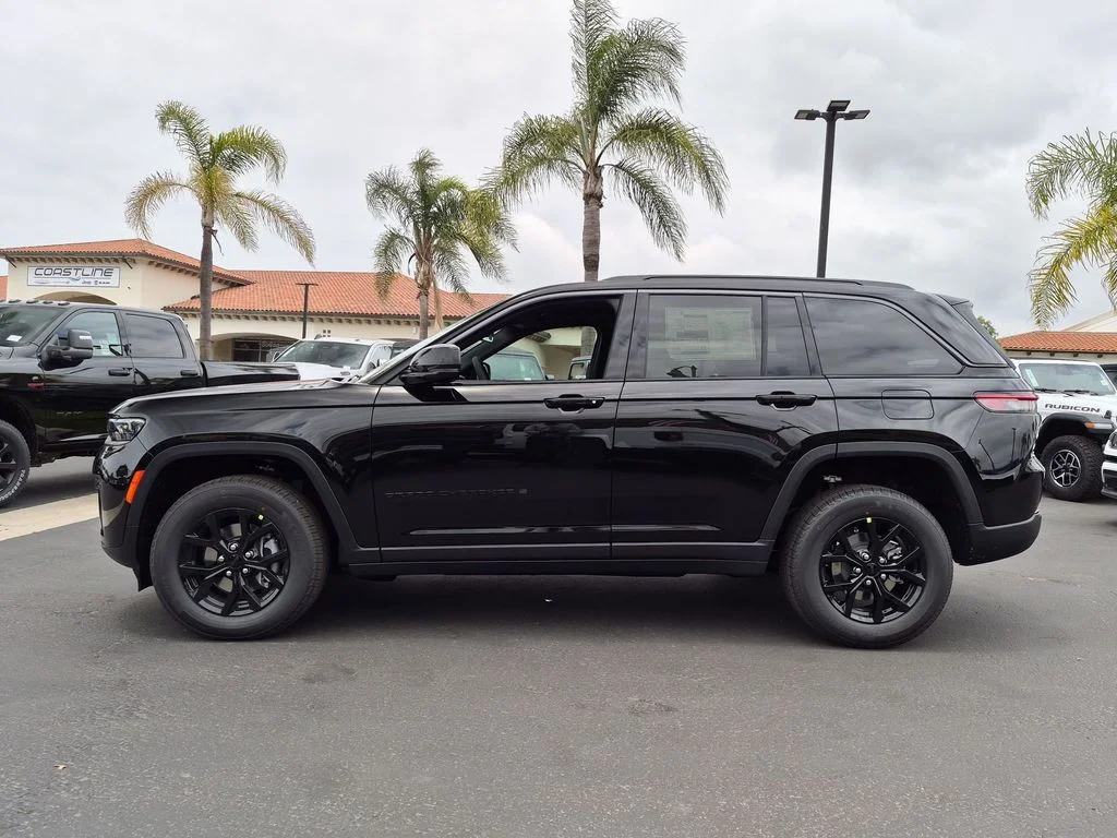 New 2026 Diamond Black Crystal Pearl-Coat Exterior Paint Jeep Altitude image 8