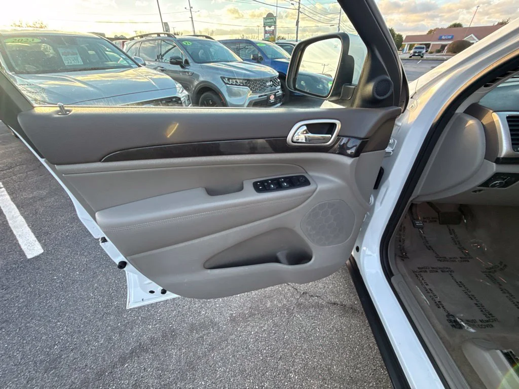 Used 2013 White Jeep Laredo image 16