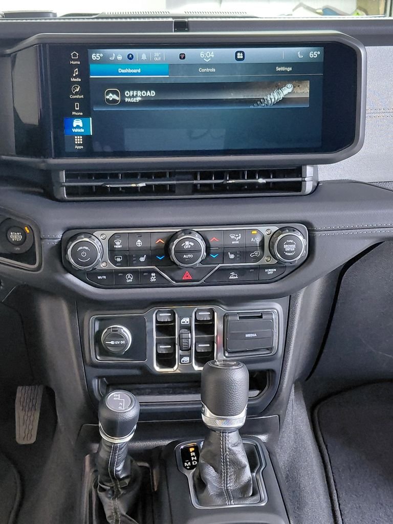 Certified Used 2025 White/off-white Jeep Sahara image 20