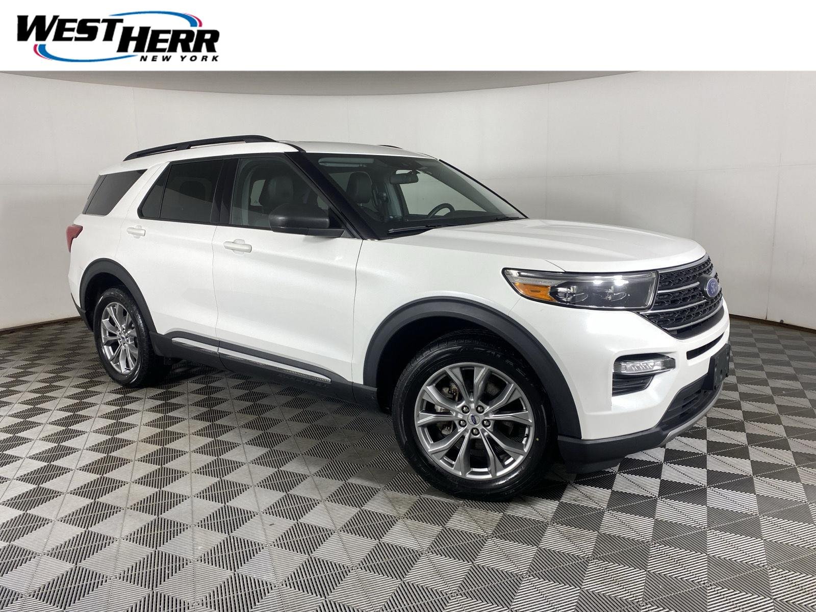 Used 2022 Star White Metallic Tri-Coat Ford XLT image 1