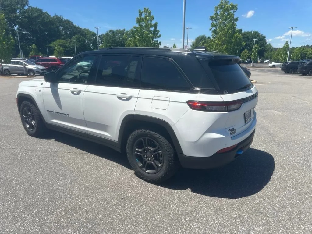 New 2024 Bright White Clear-Coat Exterior Paint Jeep Trailhawk 4xe image 21