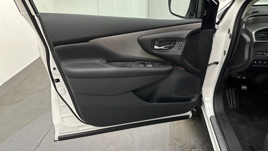 Used 2024 White Nissan SL image 18