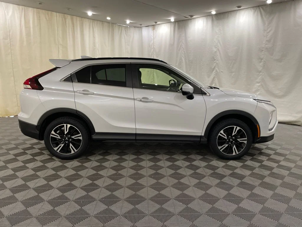 Used 2024 White Diamond Mitsubishi SE image 4