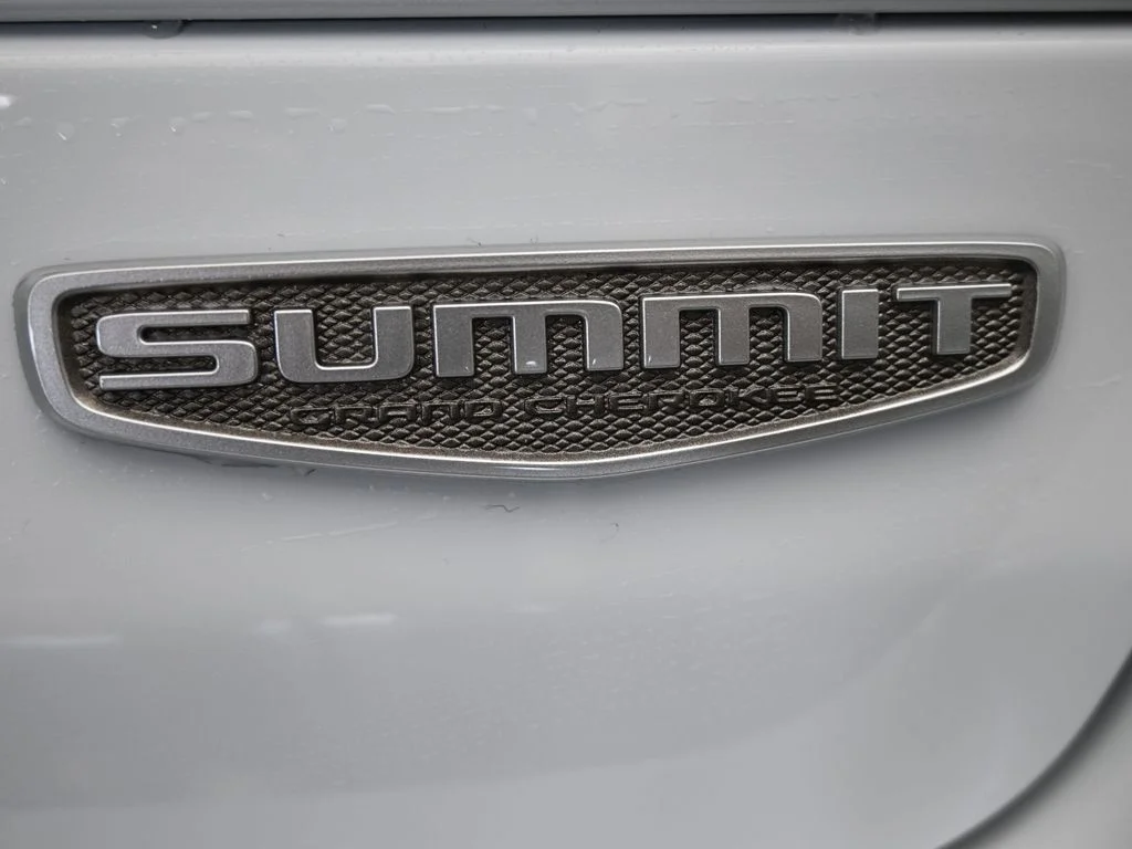 New 2025 Bright White Clear-Coat Exterior Paint Jeep Summit Reserve image 49
