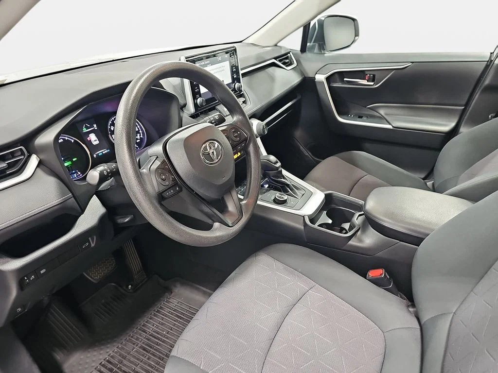 Used 2019 White Toyota XLE image 18