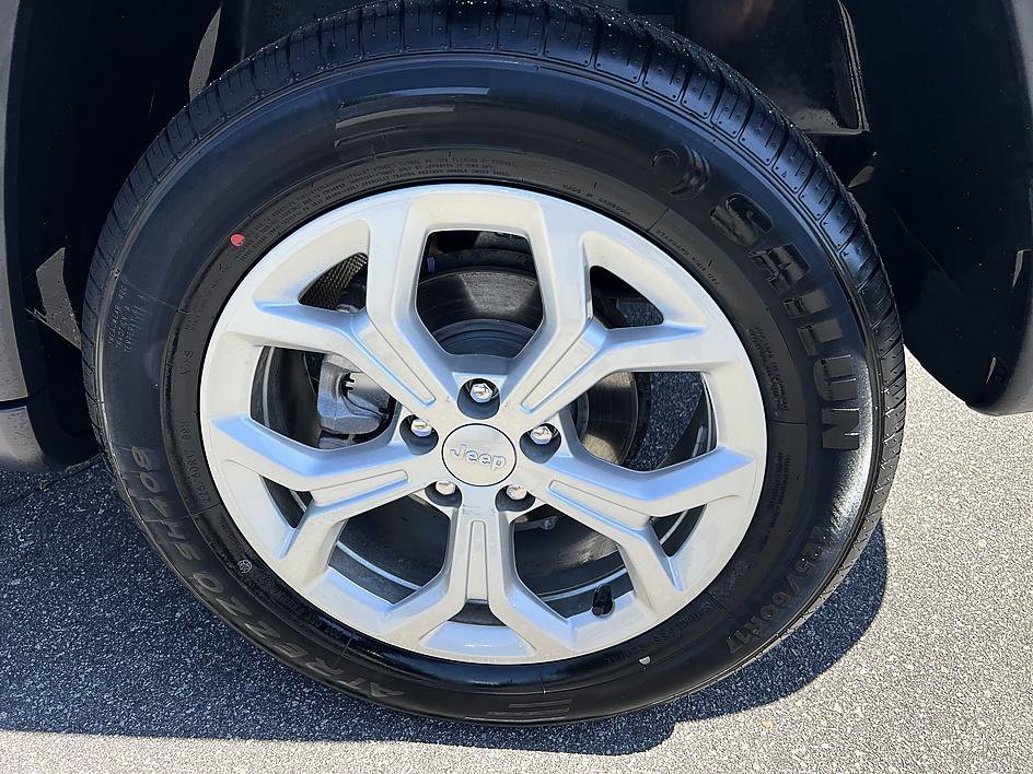 Used 2024 Bright White Clearcoat Jeep Latitude image 10
