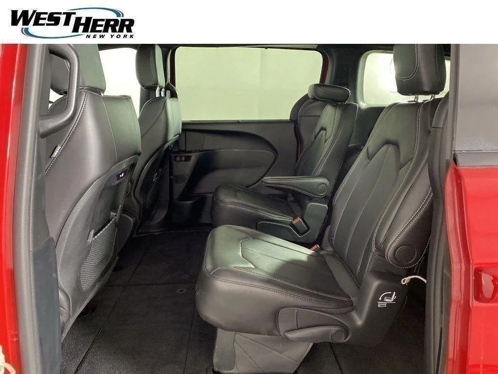 Used 2026 Red Hot Pearlcoat Chrysler Select image 44