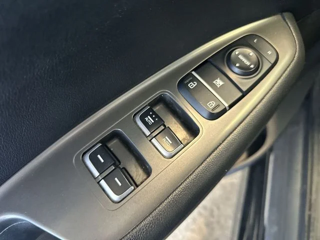 Used 2019 Black Kia S image 17