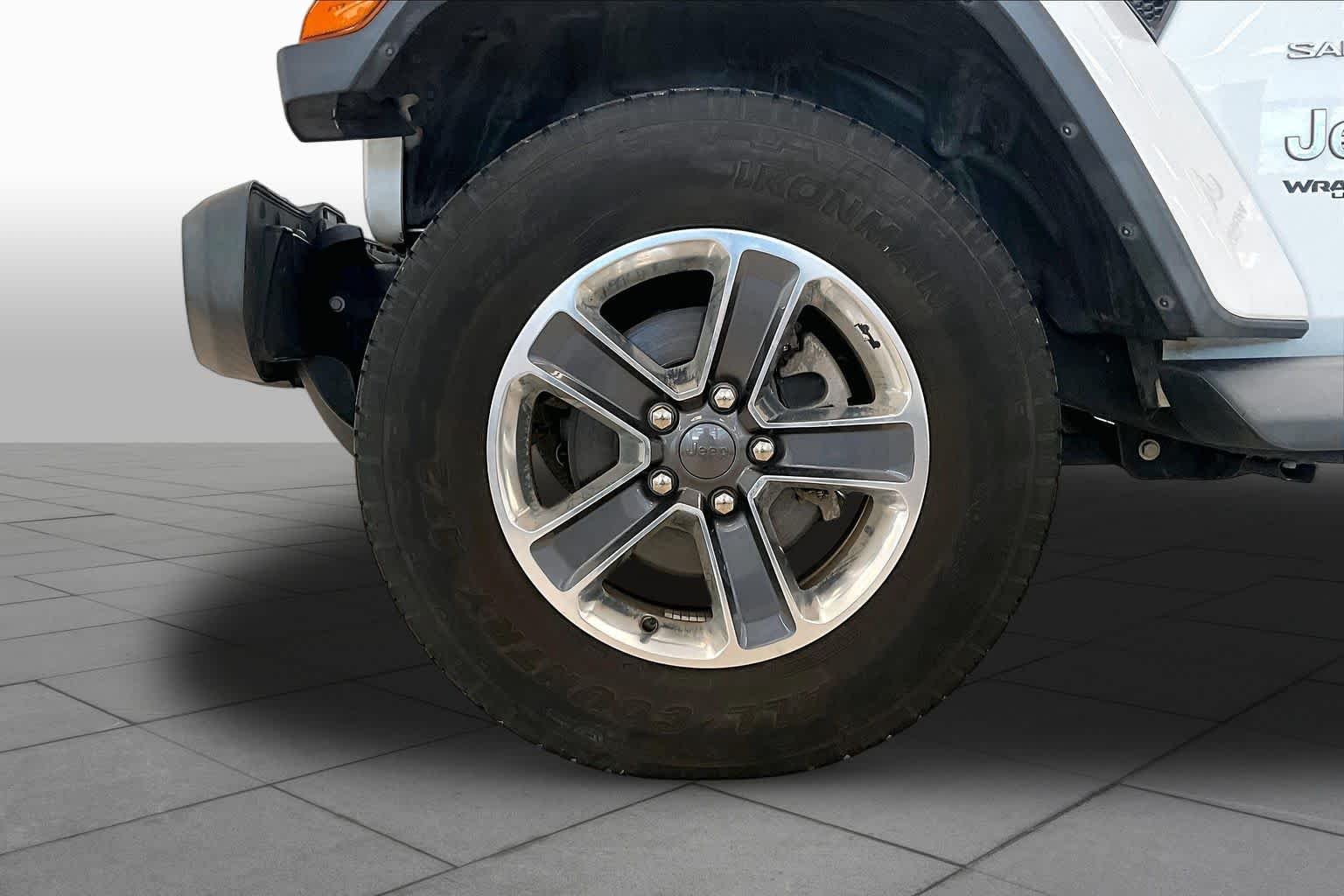 Used 2018 Bright White Clearcoat Jeep Sahara image 9