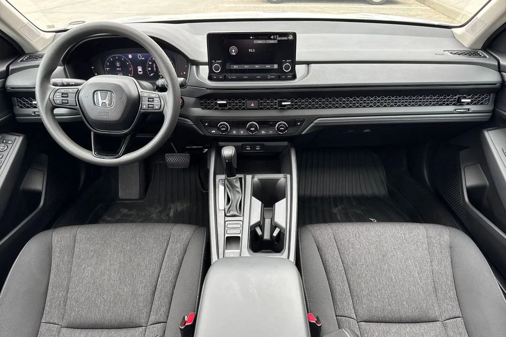 Used 2025  Honda SE image 15