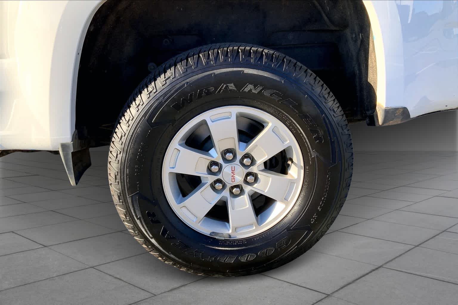 Used 2018 Summit White GMC 2WD image 10