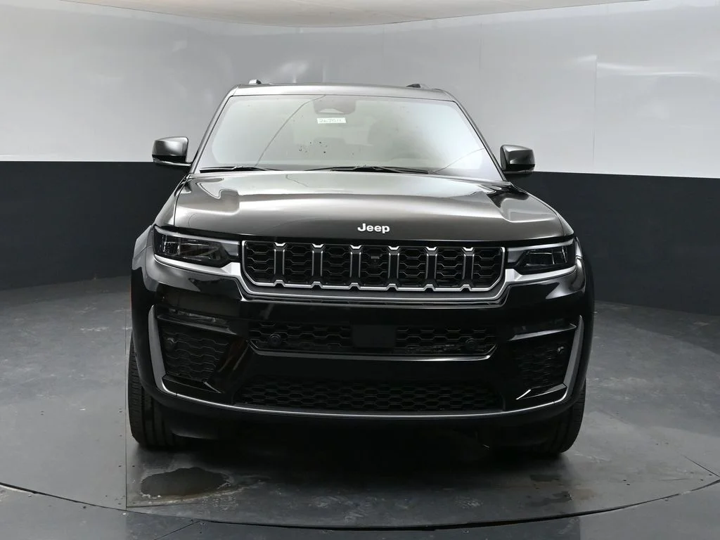 New 2026 Diamond Black Crystal Pearlcoat Jeep Limited image 6