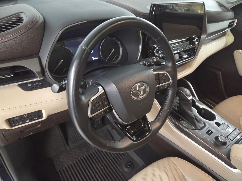 Used 2021  Toyota Limited image 18
