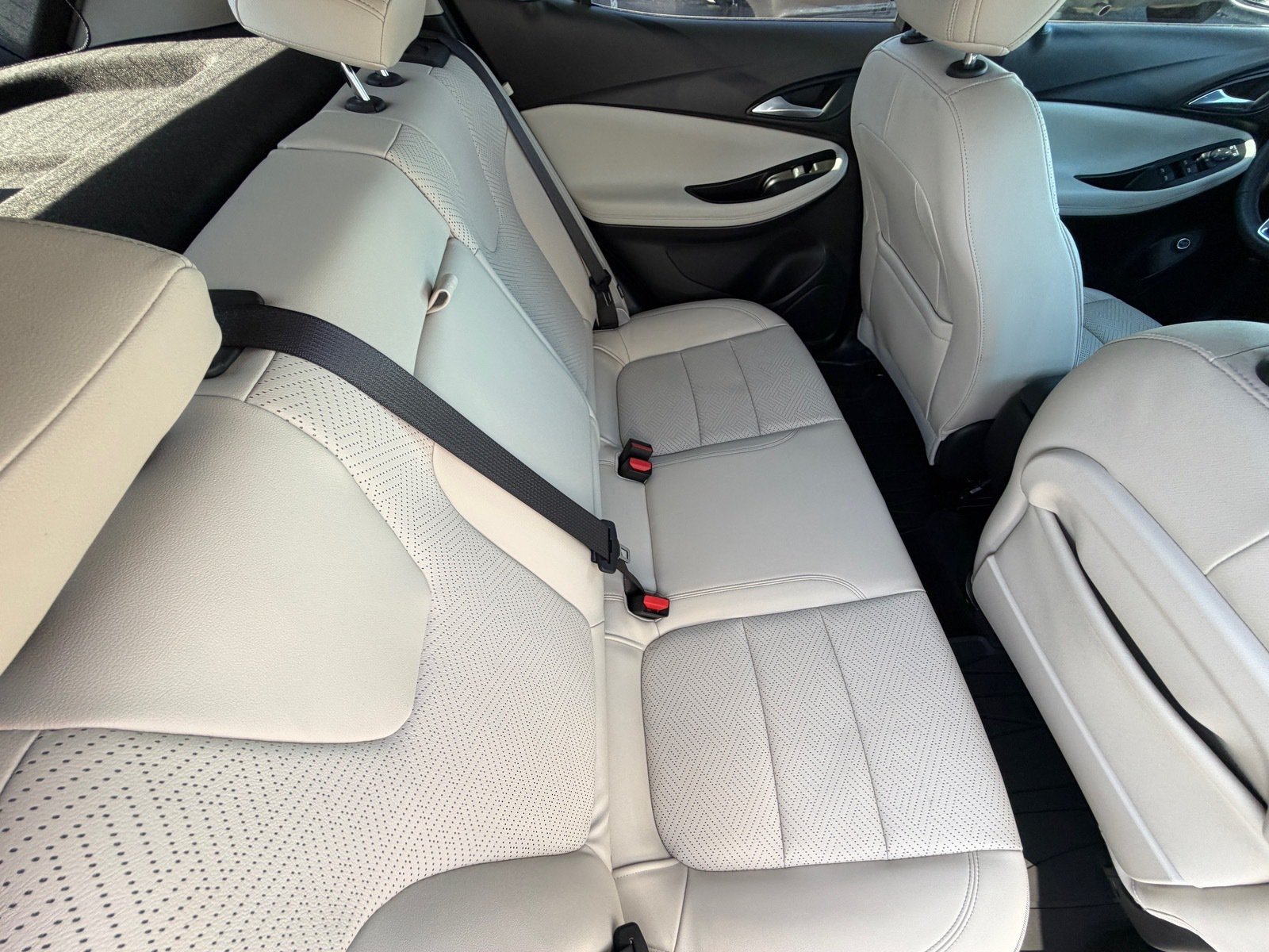 Used 2021 SUMMIT WHITE Buick Essence image 12