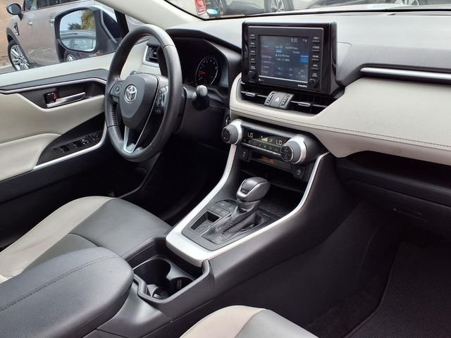 Used 2021 Silver Toyota XLE Premium image 28