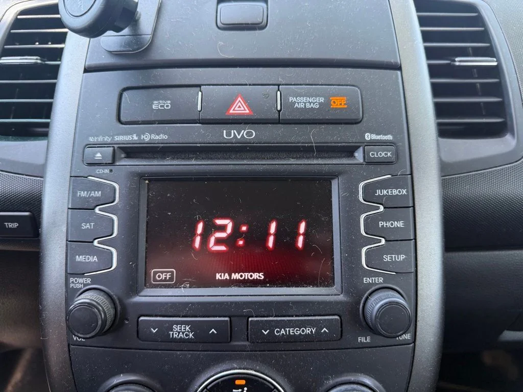 Used 2012 Clear White Kia Plus image 15