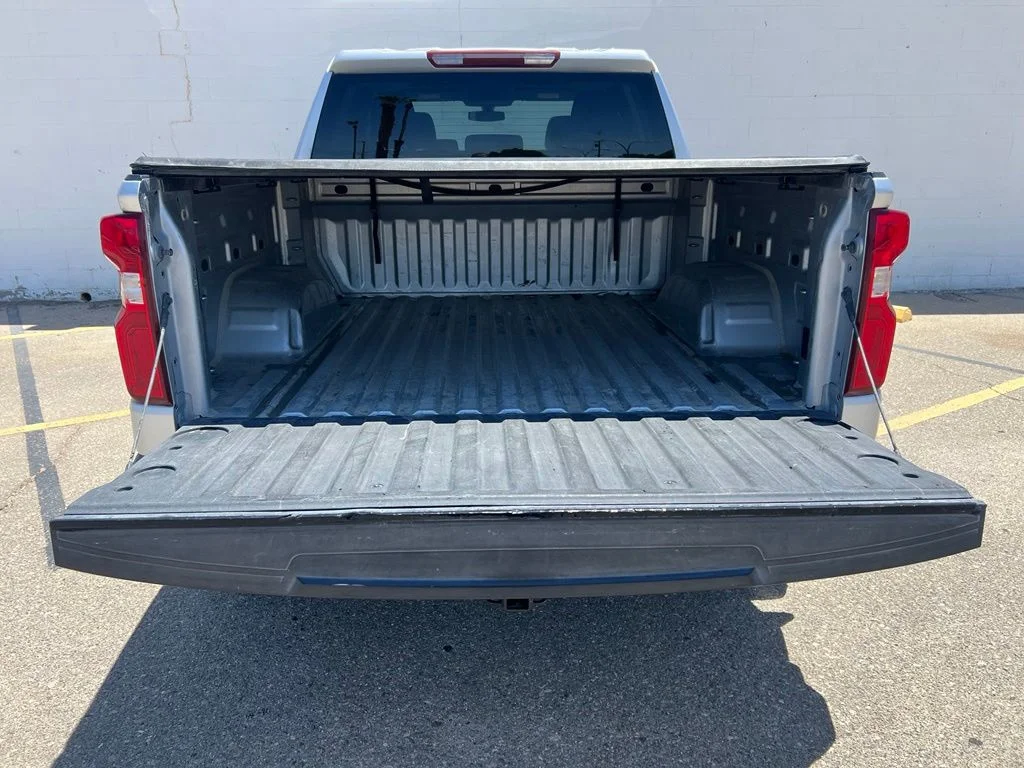 Used 2022 Silver Ice Metallic Chevrolet Custom image 5