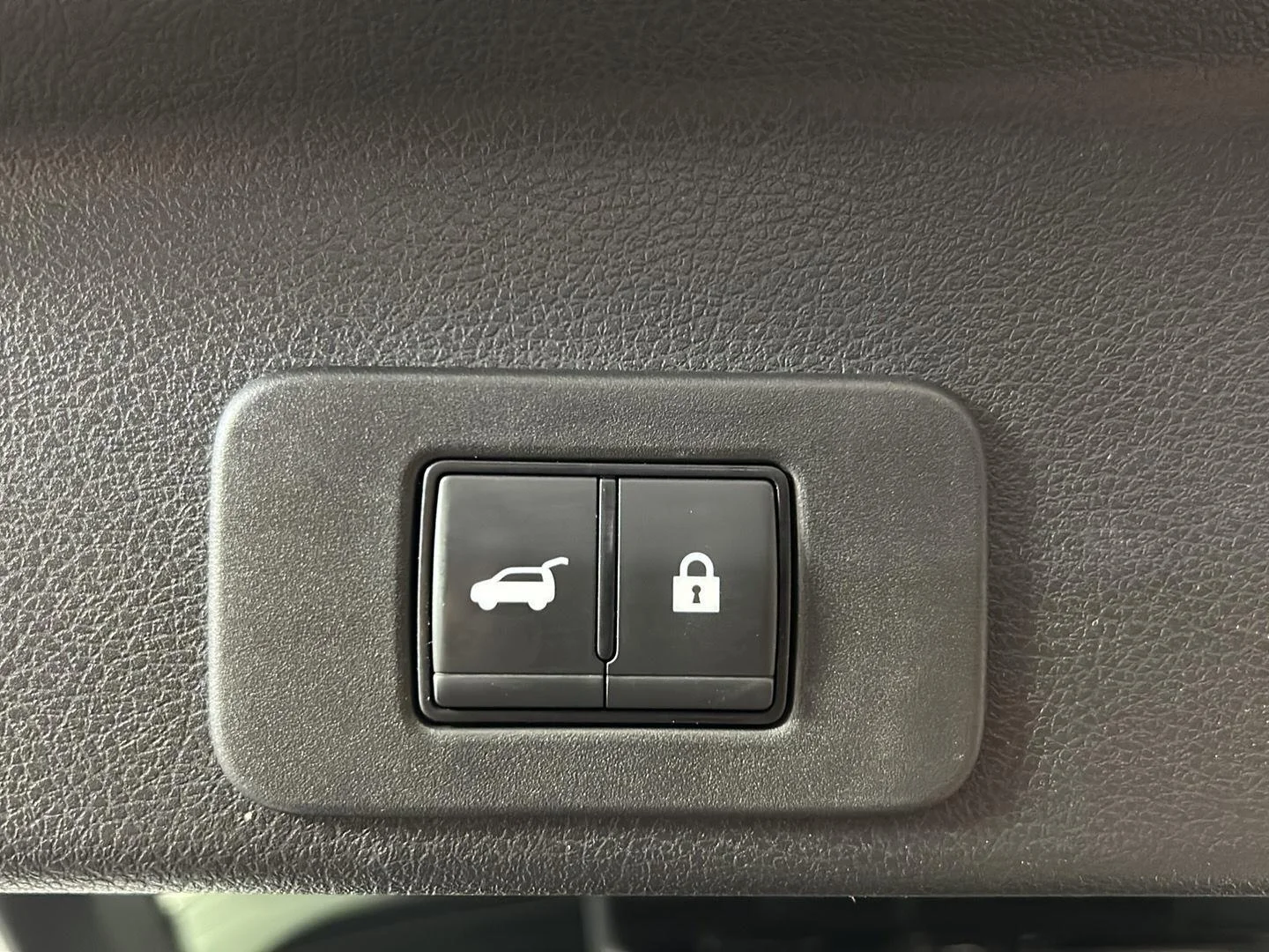 Used 2025 Everest White Pearl Tricoat Nissan Platinum image 9