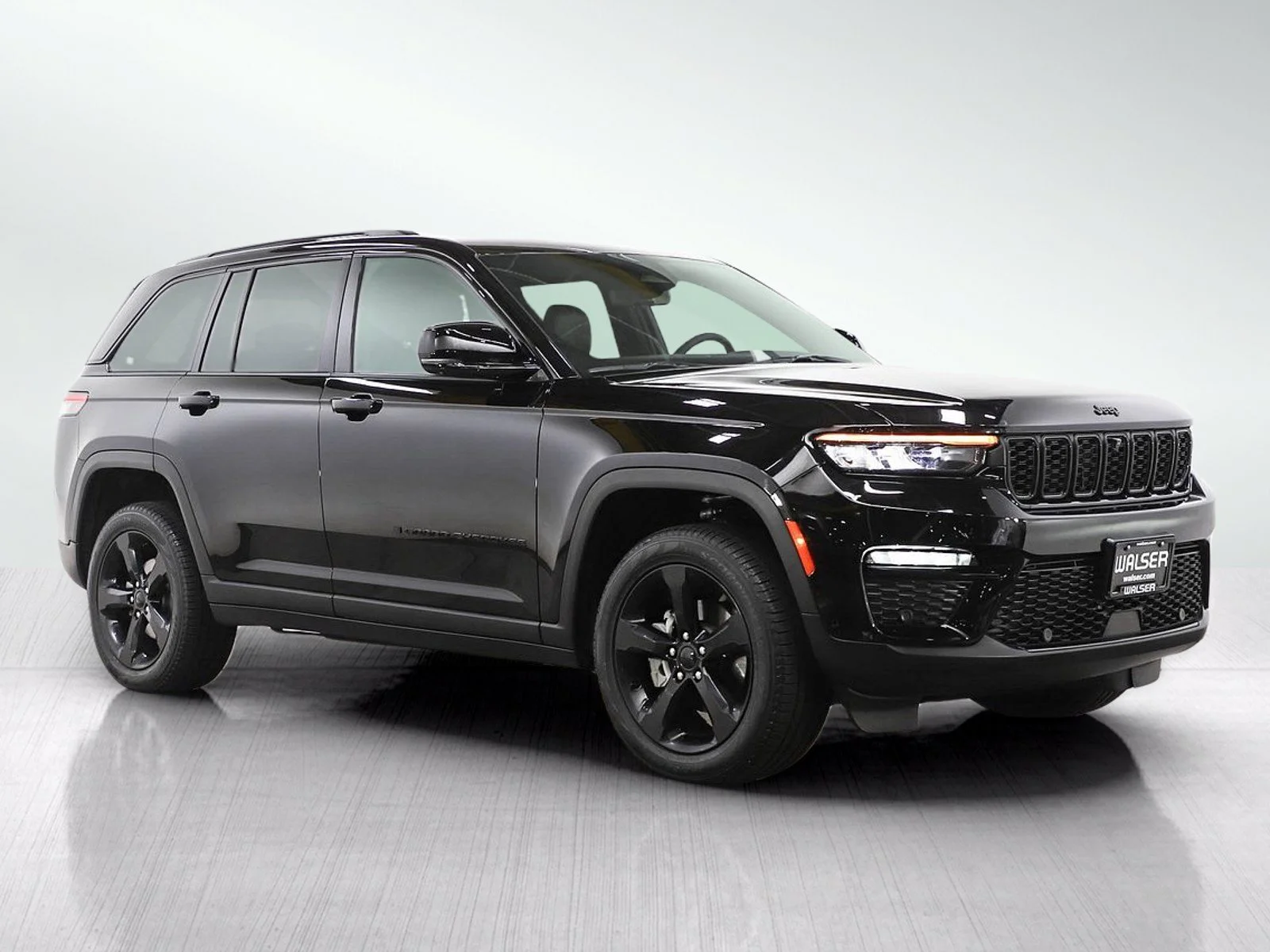 Used 2025 Diamond Black Crystal Pearlcoat Jeep Limited image 7