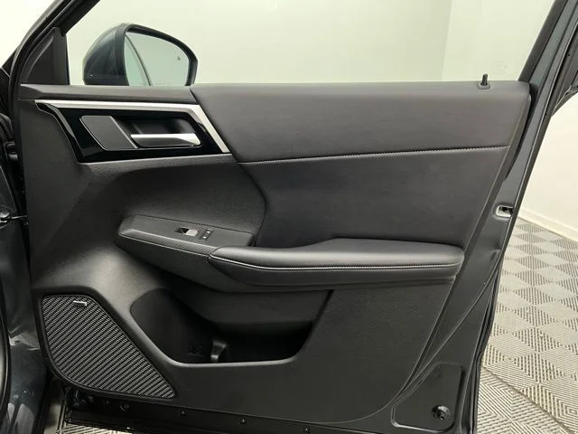 Used 2025 Moonstone Gray Metallic/Black Roof Mitsubishi SE image 19