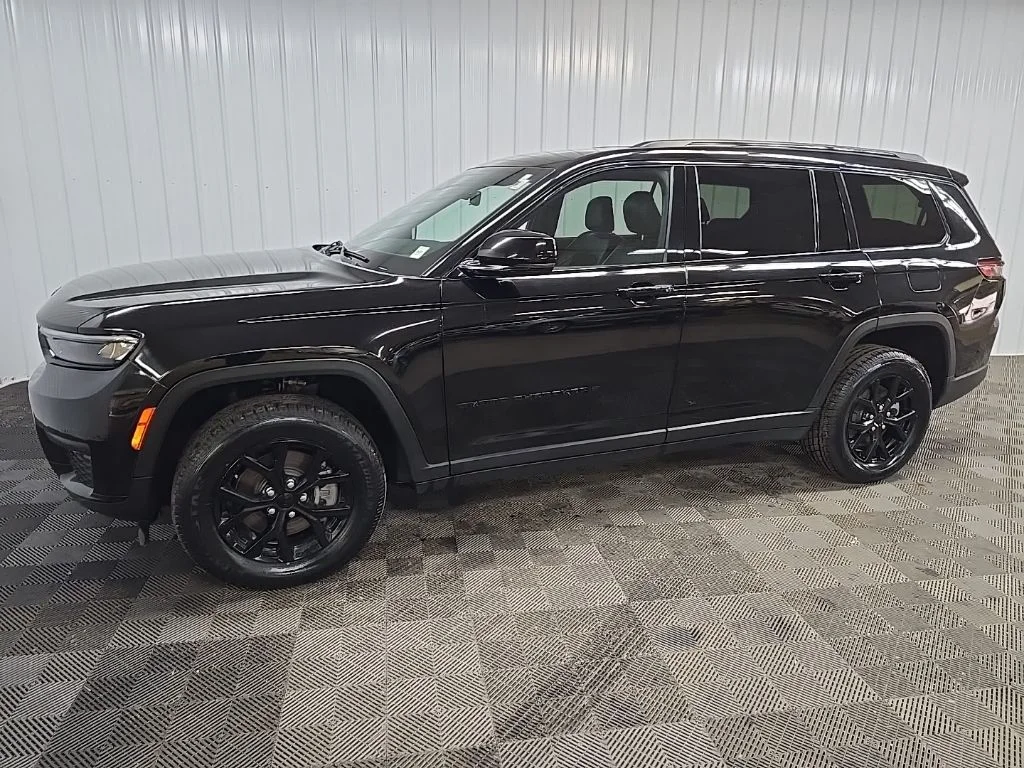 Used 2024 Black Jeep Altitude image 6