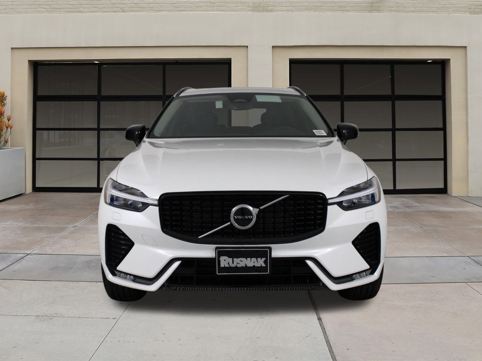2025 Volvo XC60 B5 Core photo 2