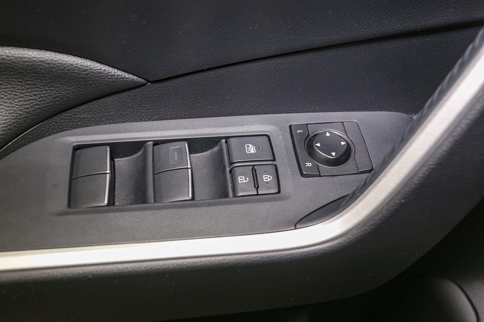Used 2019 Super White Toyota XLE Premium image 43