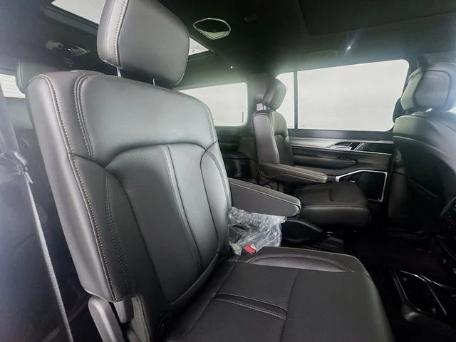New 2026 Bright White Clear-Coat Exterior Paint Jeep Grand Wagoneer image 31