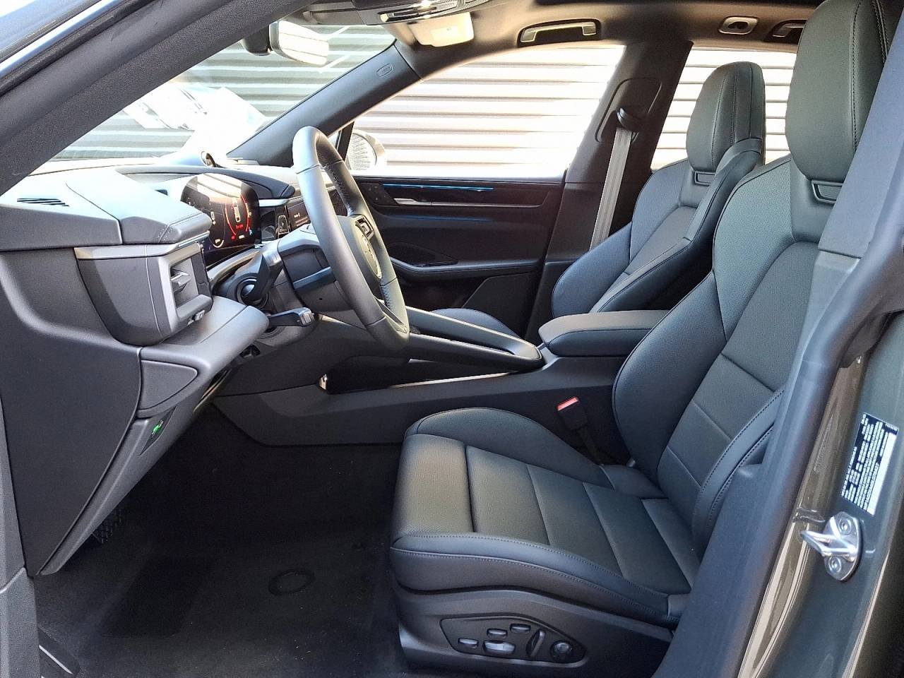 2025 Porsche Macan Base - Photo 16