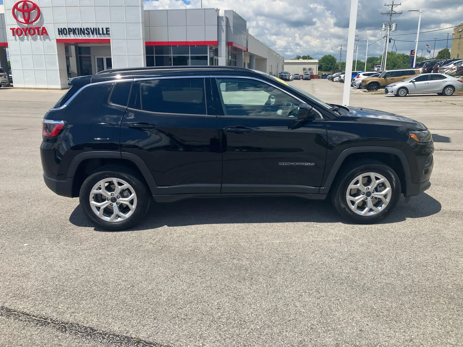 Used 2025 Diamond Black Crystal Pearlcoat Jeep Latitude image 8