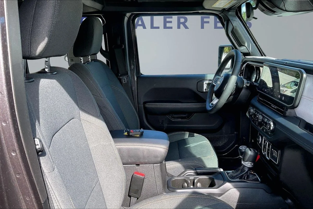 Used 2025  Jeep Sahara 4xe image 28