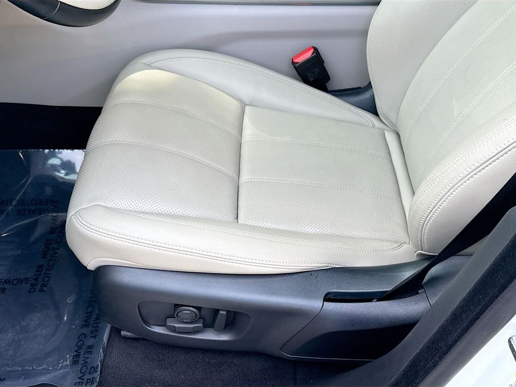 Used 2022 Fuji White Land Rover R-Dynamic S image 20