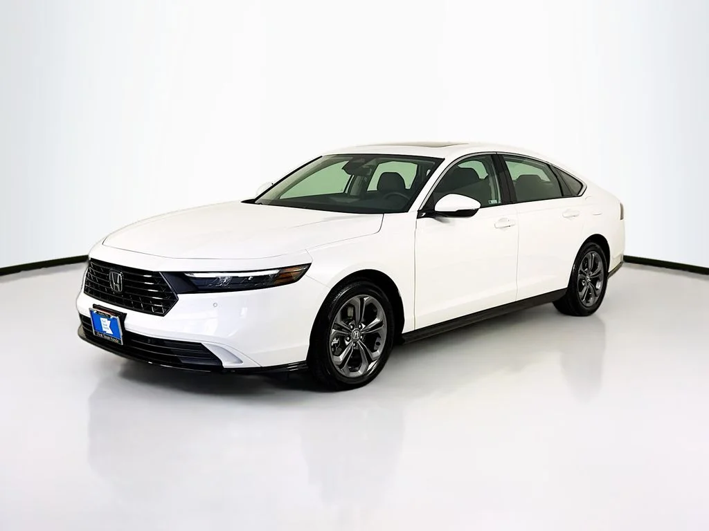 Certified Used 2025 Platinum Honda EX-L image 3