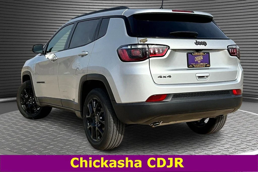 New 2026 Silver Zynith Metallic Clearcoat Jeep Latitude image 3