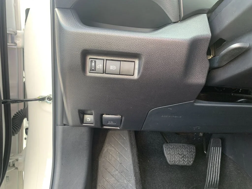Used 2025 White Toyota XLE image 31