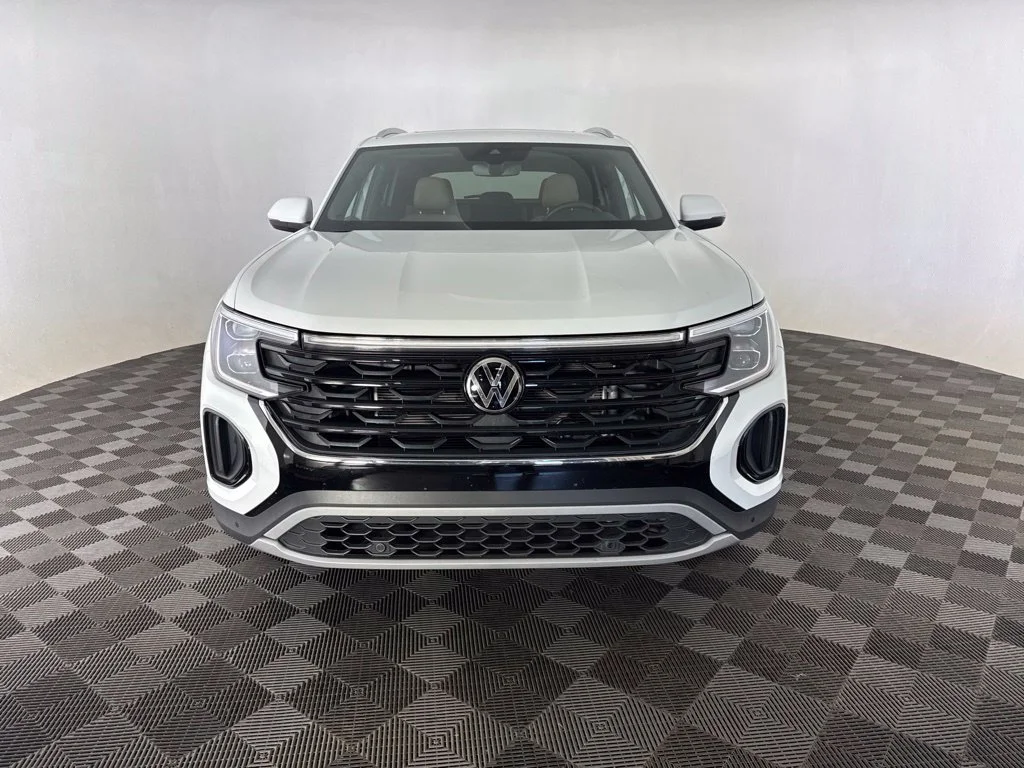 Used 2025  Volkswagen 2.0T SE w/Technology image 2